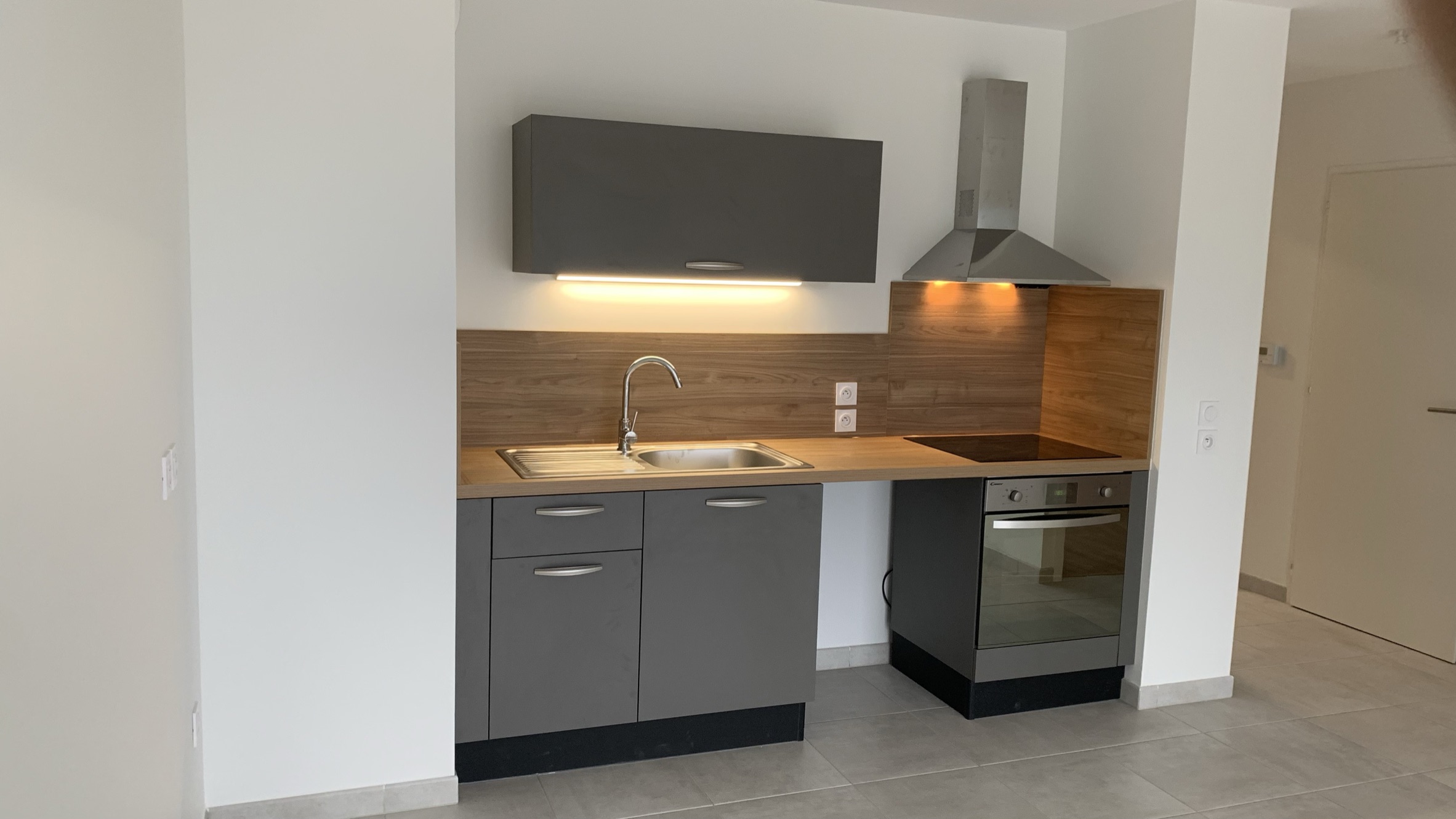 Cuisine location meublée minimaliste